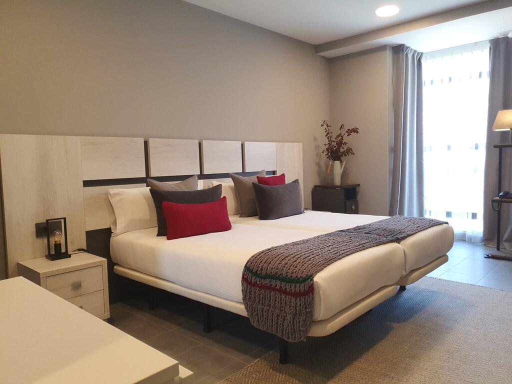 Apartahotel 5Dos5 Oviedo Ngoại thất bức ảnh
