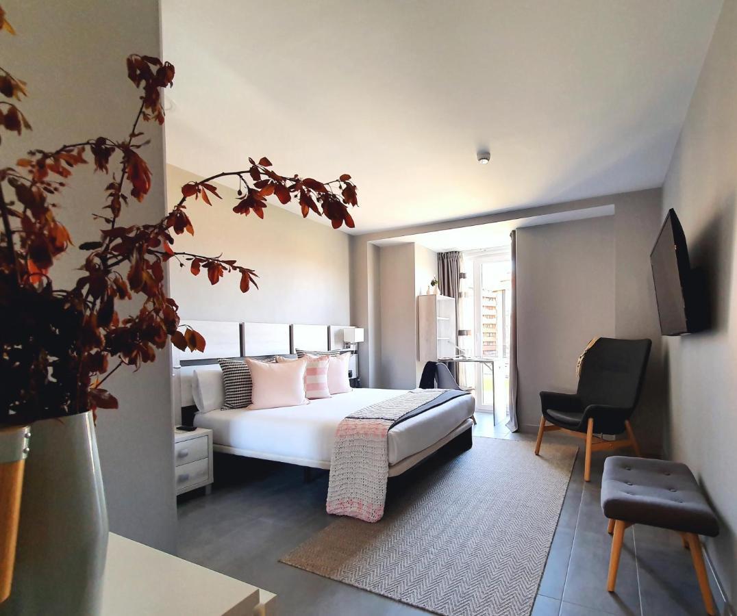Apartahotel 5Dos5 Oviedo Ngoại thất bức ảnh