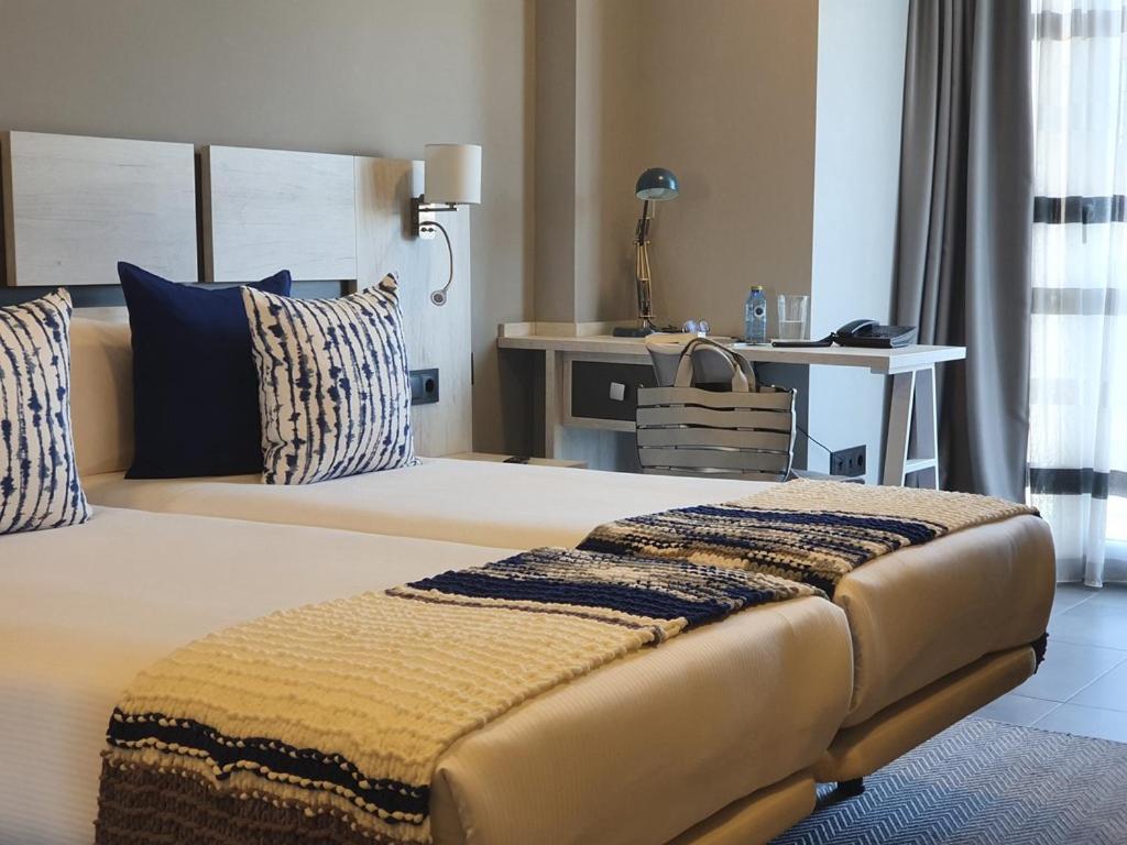 Apartahotel 5Dos5 Oviedo Ngoại thất bức ảnh